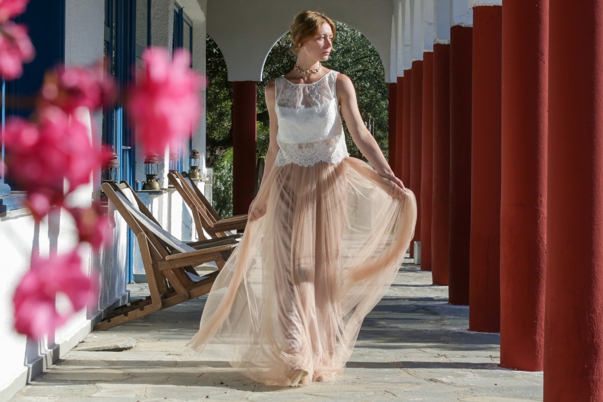prikaz devojke obučene u boho stil koja šeta ulicom