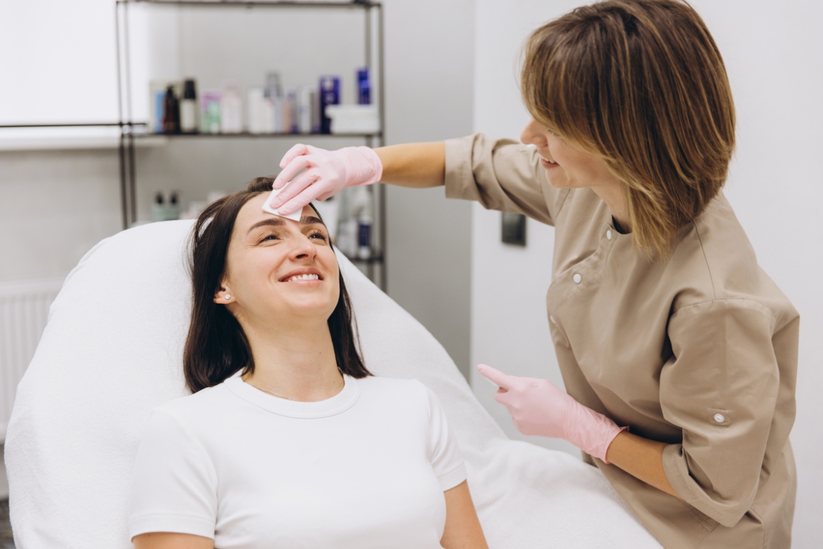 devojka na pregledu kod dermatologa